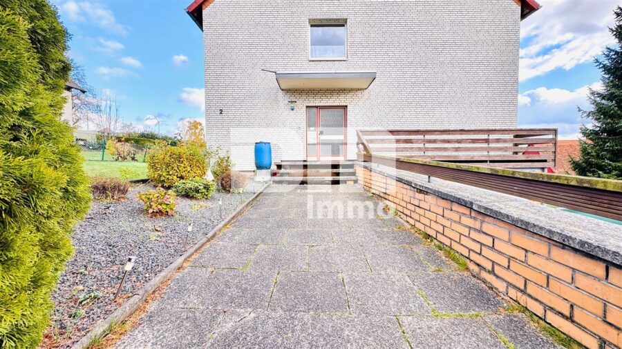 Modernisiertes Dreifamilienhaus + 2 Garagen in idyllischer Lage / großes Grundstück / Panoramablick - Zugang / Zuweg Haupteingang